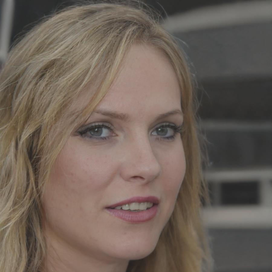 Portrait de Céleste Moreau, analyste financière