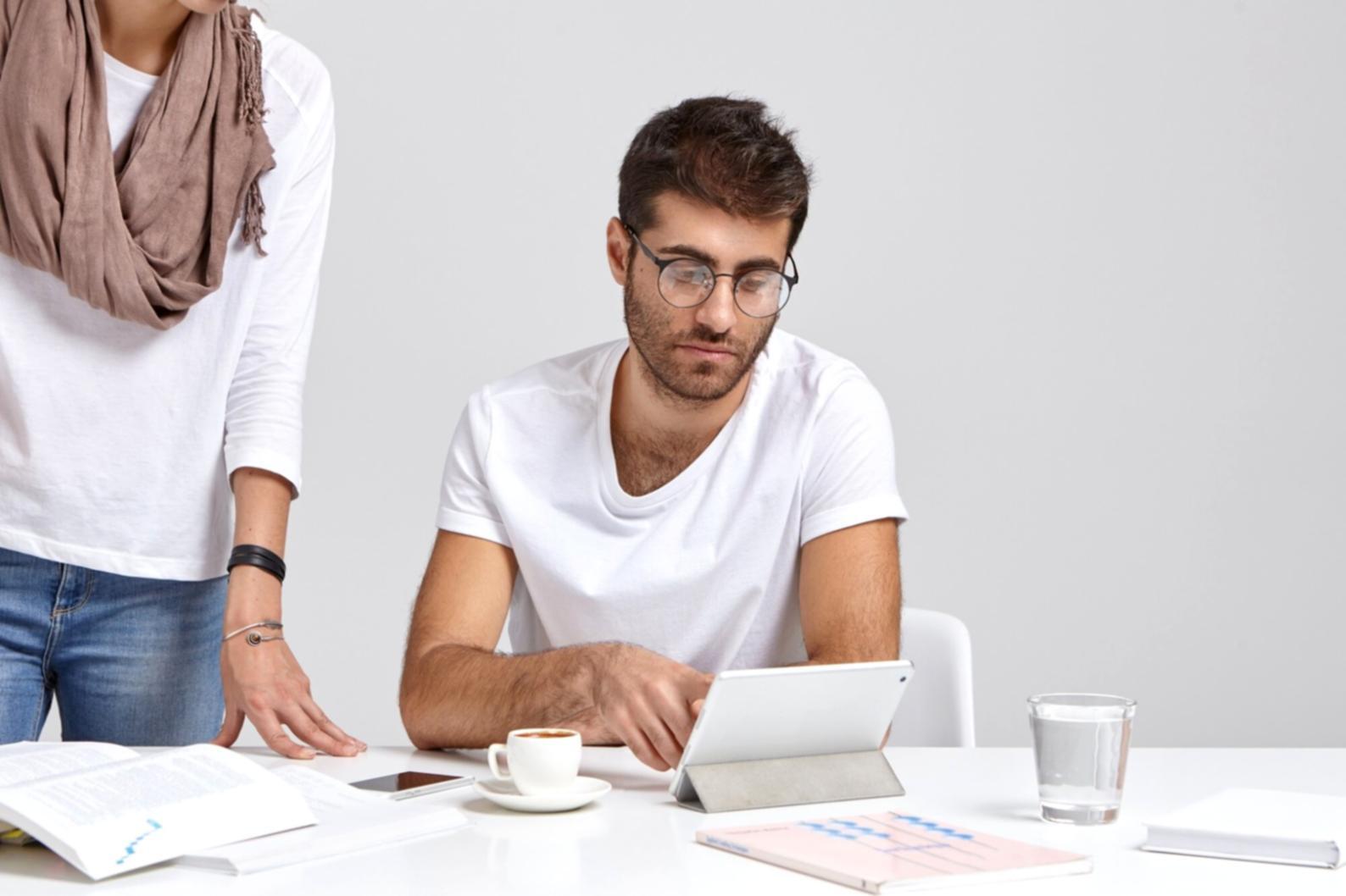 Professionnel analysant des tendances de marché sur tableaux de bord